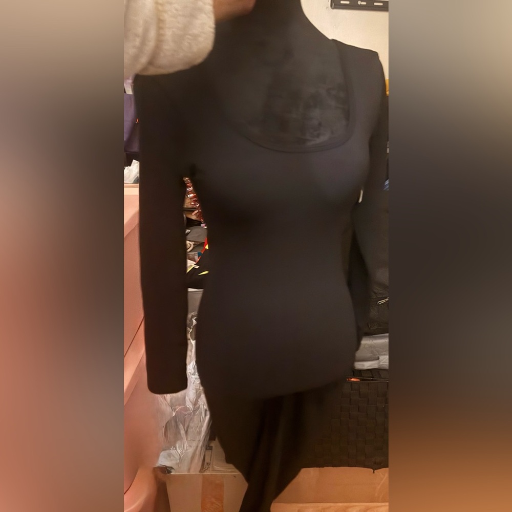 Jenni from Macyβs Black Long Sleeve Jumpsuit with back out & Padding πΌ - Picture 6 of 12